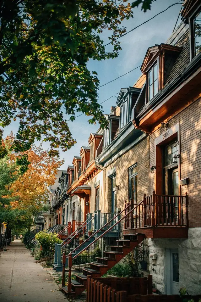 Rangée de plex montréalais avec escaliers extérieurs